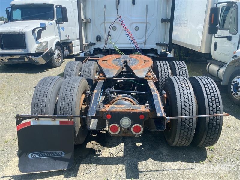 Freightliner Cascadia 126 6x4 T/A Sleeper Truck Tractor (Inoper 中古トラクターヘッド | トレーラーヘッド