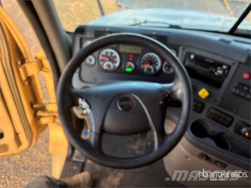 Freightliner Cascadia 125 6x4 T/A Sleeper Truck Tractor Vilcēji