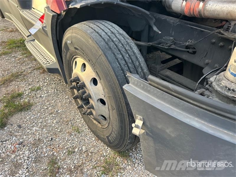 Freightliner Cascadia 6x4 T/A Sleeper Truck Tractor (Inoperable Trekkvogner