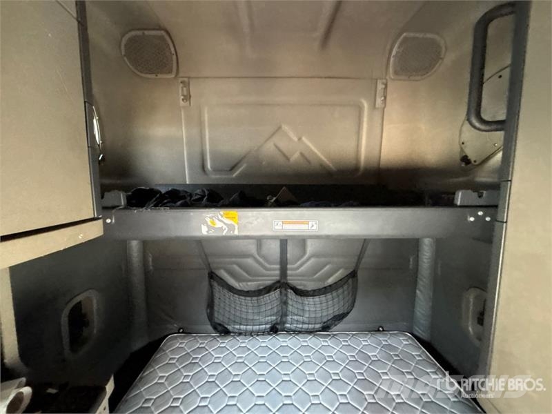 Freightliner Cascadia 125 6x4 T/A Sleeper Truck Tractor Tegljači