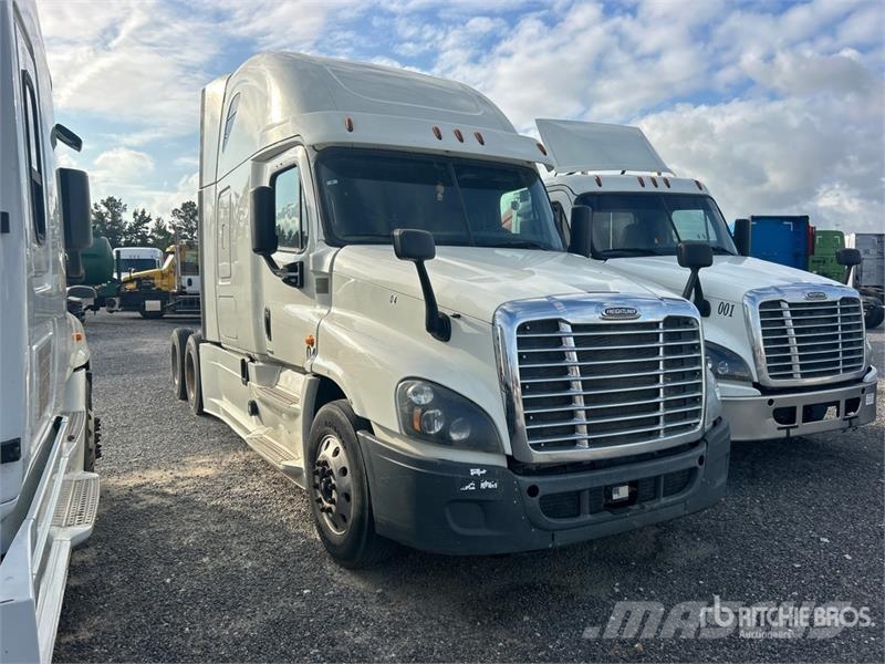 Freightliner Cascadia 125 6x4 T/A Sleeper Truck Tractor (Inoper وحدات الجر