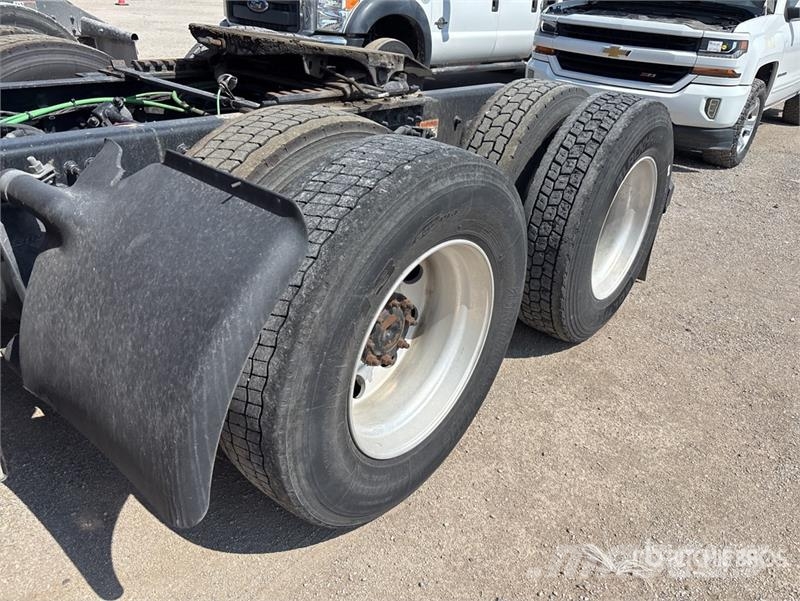 Freightliner Cascadia 126 6x4 T/A Sleeper Truck Tractor Tahače