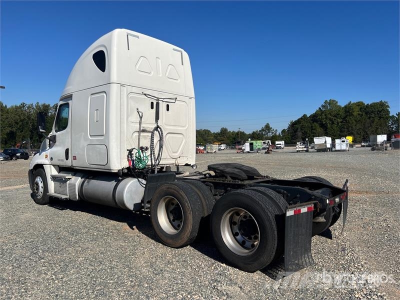 Freightliner Cascadia 6x4 T/A Sleeper Truck Tractor Vlačilci
