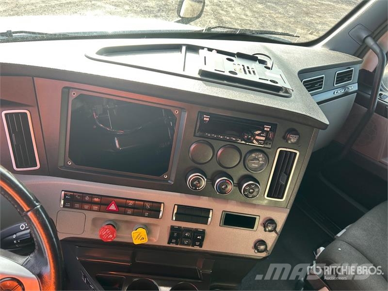 Freightliner Cascadia 126 6x4 T/A Sleeper Truck Tractor Prime Movers
