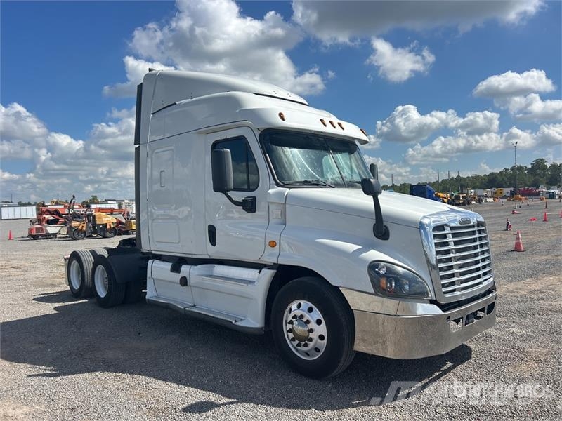 Freightliner Cascadia 125 6x4 T/A Sleeper Truck Tractor Trekkvogner
