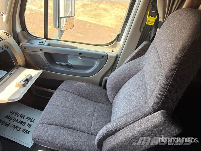 Freightliner Cascadia 113 6x4 Sleeper Car Carrier Truck Trasportatore per veicoli