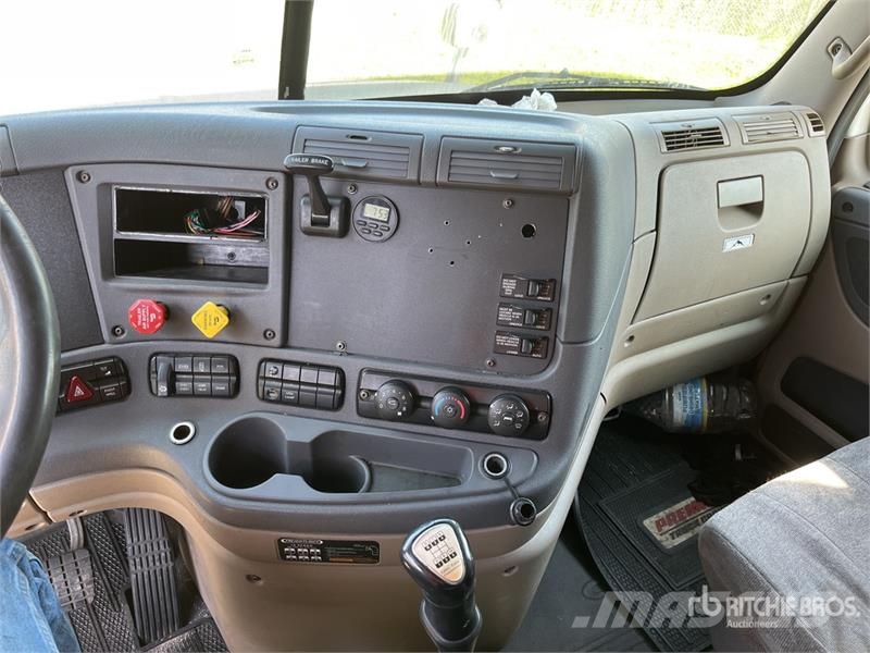 Freightliner Cascadia 125 6x4 T/A Sleeper Truck Tractor Cabezas tractoras