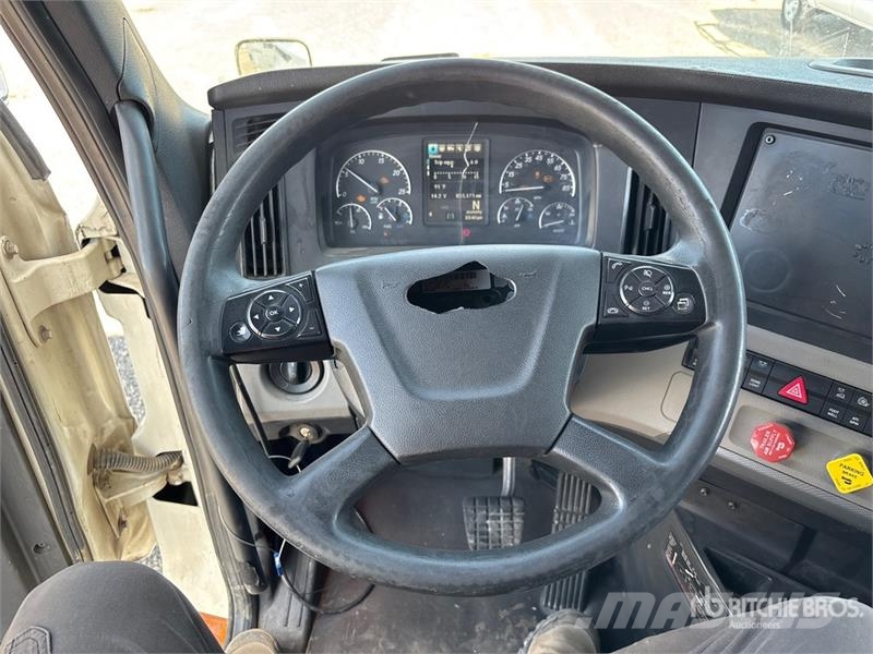 Freightliner Cascadia 126 6x4 T/A Sleeper Truck Tractor Tegljači