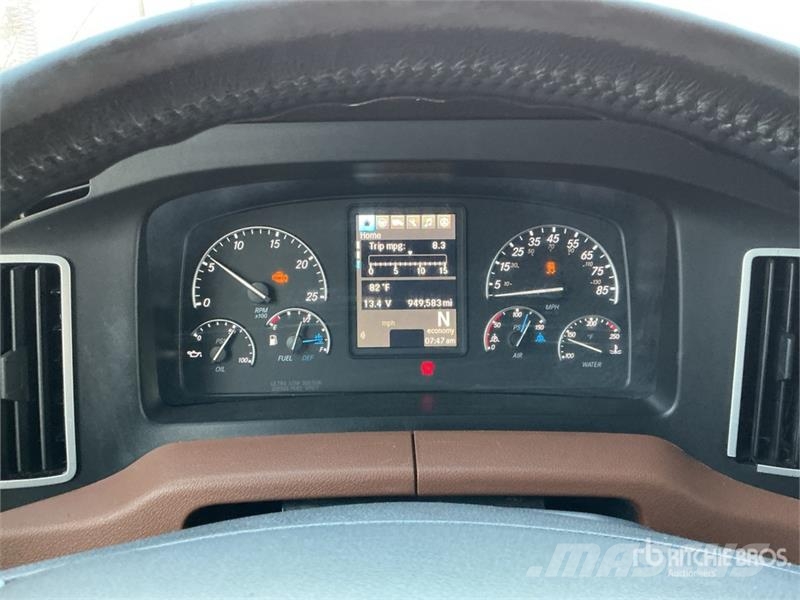 Freightliner Cascadia 126 6x4 T/A Sleeper Truck Tractor (Inoper Tegljači