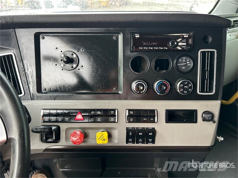 Freightliner Cascadia 126 6x4 T/A Sleeper Truck Tractor Vilcēji