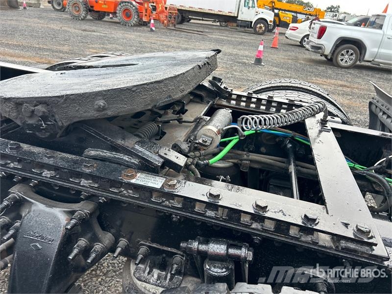 Freightliner Cascadia 126 6x4 T/A Sleeper Truck Tractor Vilcēji