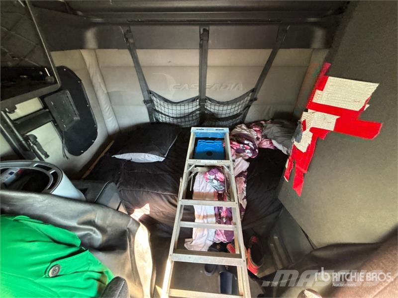Freightliner Cascadia 126 6x4 T/A Sleeper Truck Tractor 曳引機組件