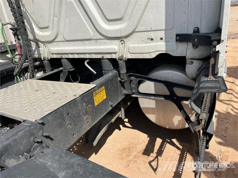 Freightliner Cascadia 126 6x4 T/A Sleeper Truck Tractor (Inoper Тягачі
