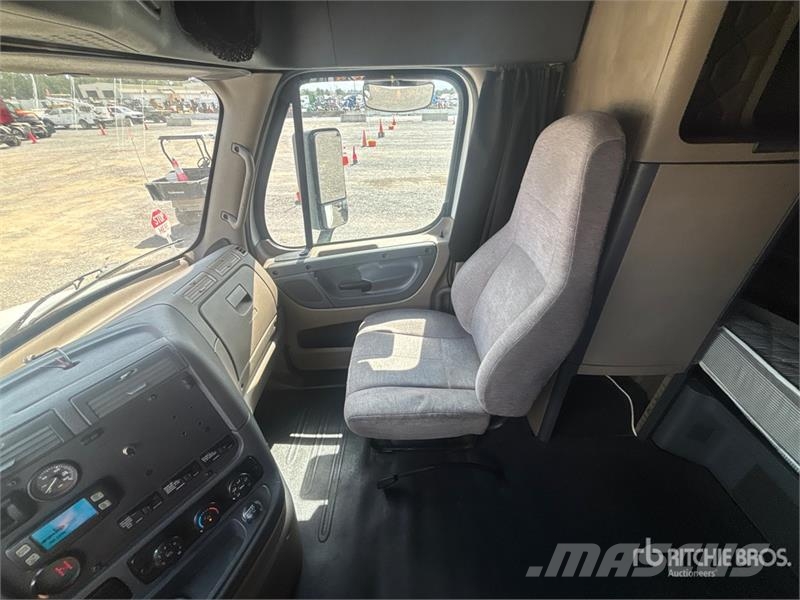 Freightliner Cascadia 125 6x4 T/A Sleeper Truck Tractor Sattelzugmaschinen