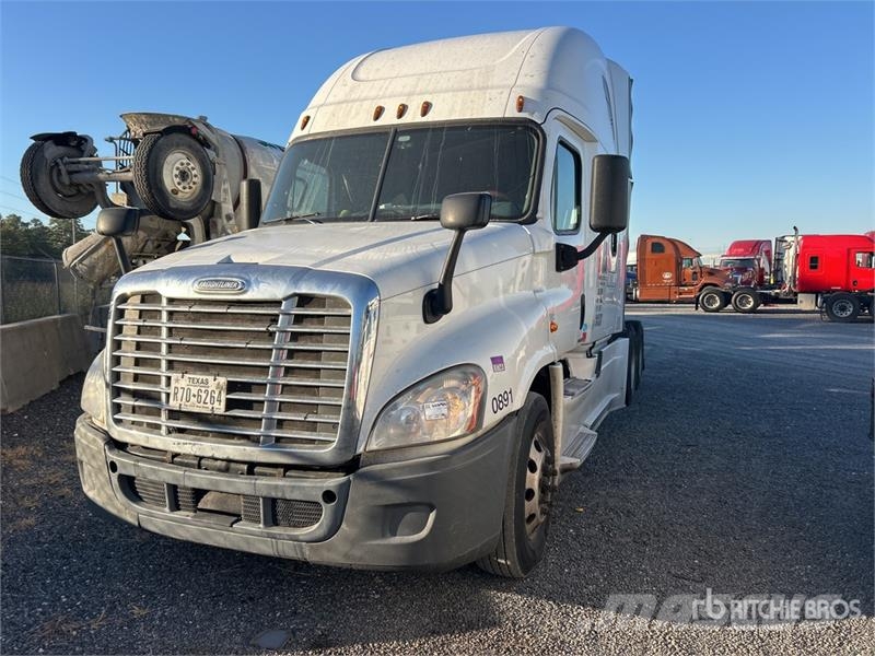 Freightliner Cascadia 125 6x4 T/A Sleeper Truck Tractor (Inoper Vilcēji