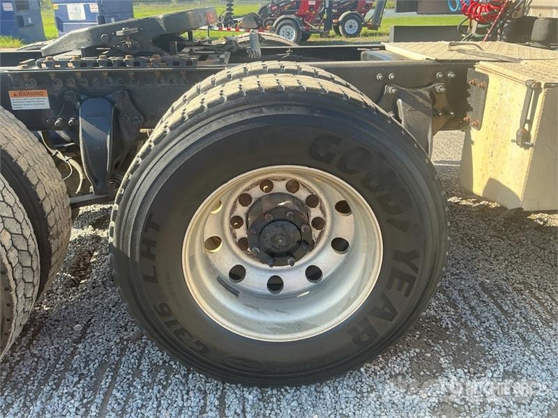 Freightliner Cascadia 125 6x4 T/A Sleeper Truck Tractor 中古トラクターヘッド | トレーラーヘッド