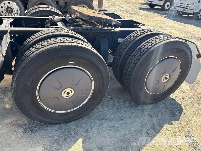 Freightliner Cascadia 126 6x4 T/A Sleeper Truck Tractor Sattelzugmaschinen