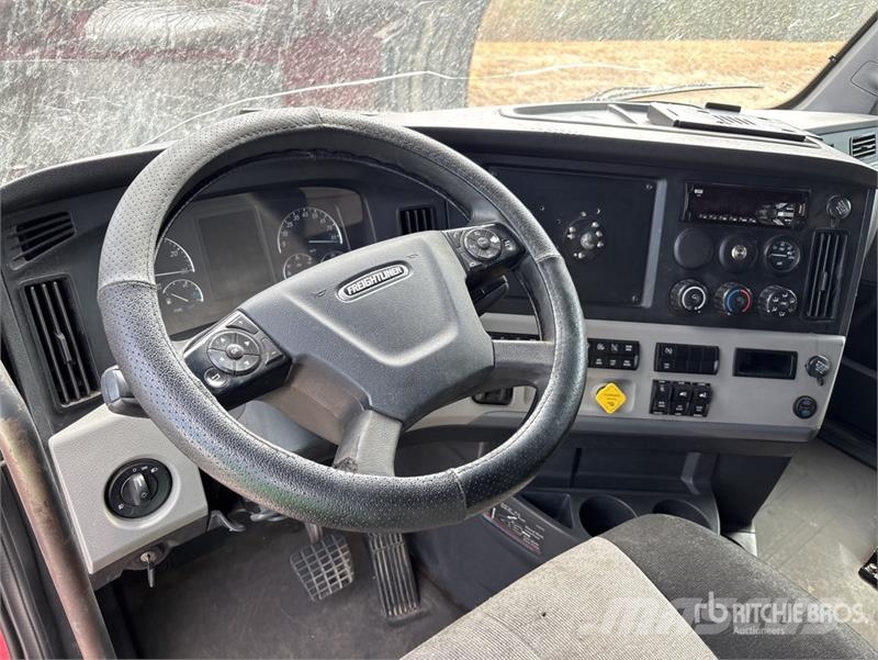 Freightliner Cascadia 126 6x4 T/A Sleeper Truck Tractor Vlačilci