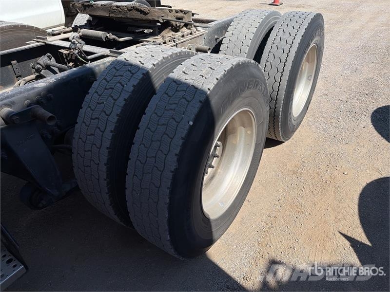 Freightliner Cascadia 125 6x4 T/A Sleeper Truck Tractor Tegljači