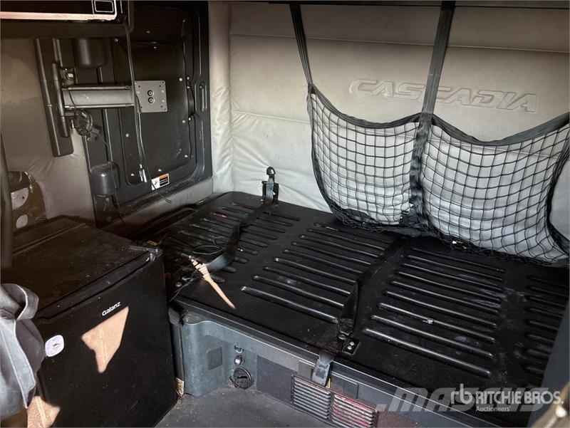 Freightliner Cascadia 126 6x4 T/A Sleeper Truck Tractor 트랙터 유닛