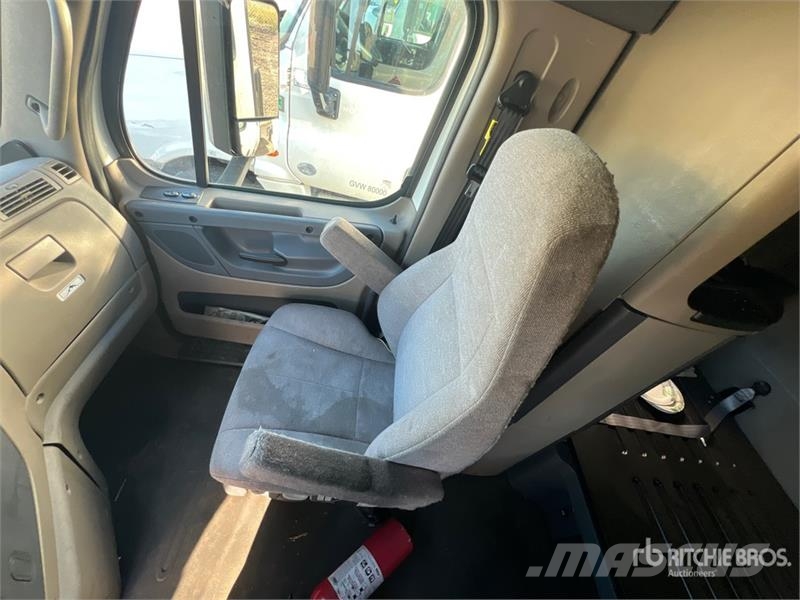Freightliner Cascadia 6x4 T/A Sleeper Truck Tractor Vlačilci