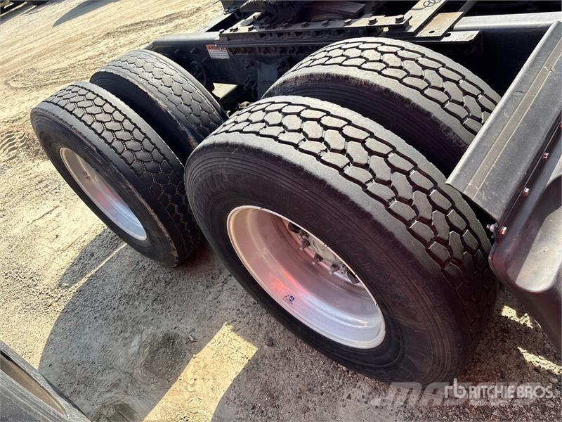 Freightliner Cascadia 125 6x4 T/A Sleeper Truck Tractor (Inoper Vilcēji