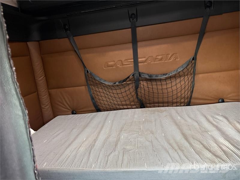 Freightliner Cascadia 126 6x4 T/A Sleeper Truck Tractor Cavalos mecânicos