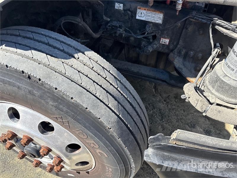 Freightliner Cascadia 126 6x4 T/A Sleeper Truck Tractor Sattelzugmaschinen