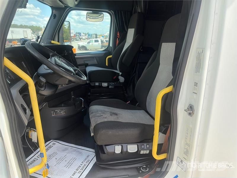 Freightliner Cascadia 126 6x4 T/A Sleeper Truck Tractor Седельные тягачи