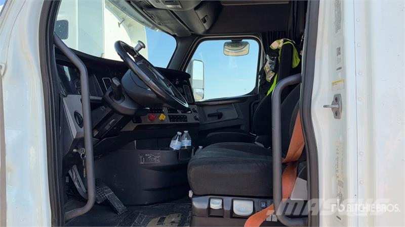 Freightliner Cascadia 126 6x4 T/A Sleeper Truck Tractor 中古トラクターヘッド | トレーラーヘッド