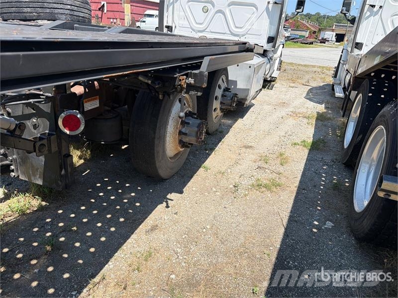 Freightliner Cascadia 113 6x4 Sleeper Car Carrier Truck (Inoper Camiones portacoches