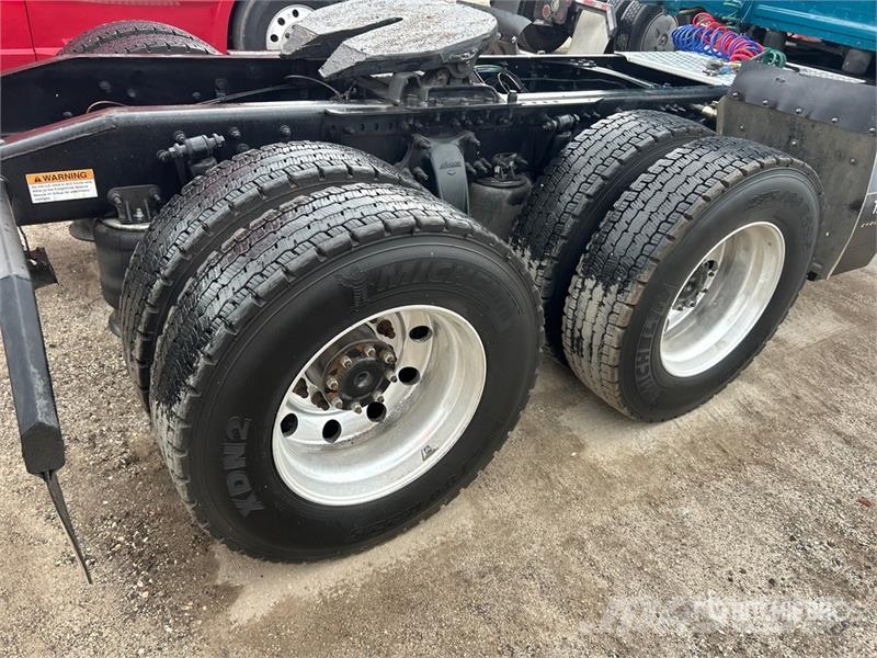 Freightliner Cascadia 126 6x4 T/A Sleeper Truck Tractor Vilcēji