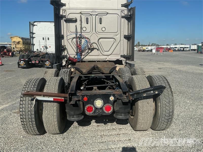 Freightliner Cascadia 125 6x4 T/A Sleeper Truck Tractor 中古トラクターヘッド | トレーラーヘッド