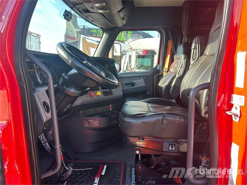 Freightliner Cascadia 126 6x4 T/A Sleeper Truck Tractor Тягачі