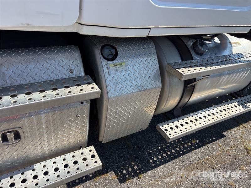 Freightliner Cascadia 113 6x4 Car Carrier Truck Autovežiai