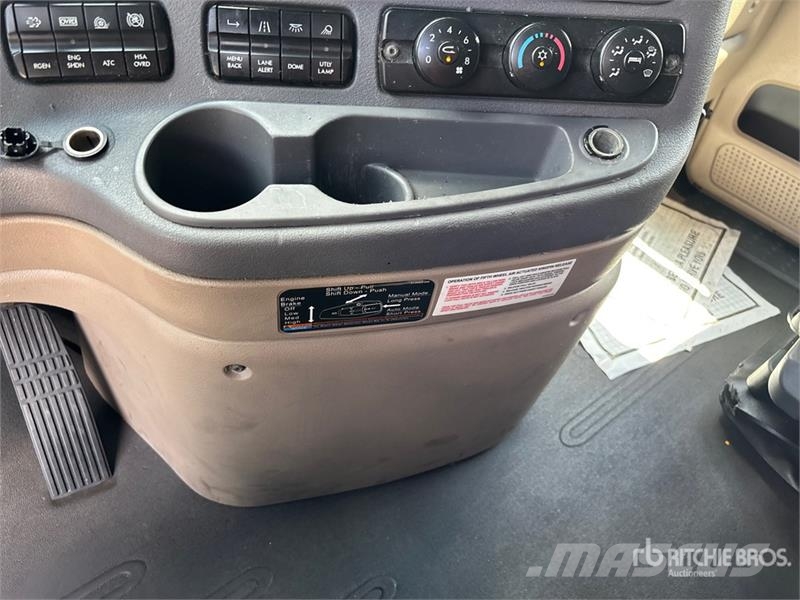Freightliner Cascadia 125 6x4 T/A Sleeper Truck Tractor Dragbilar