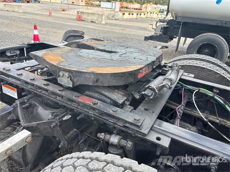 Freightliner Cascadia 126 6x4 T/A Sleeper Truck Tractor 中古トラクターヘッド | トレーラーヘッド