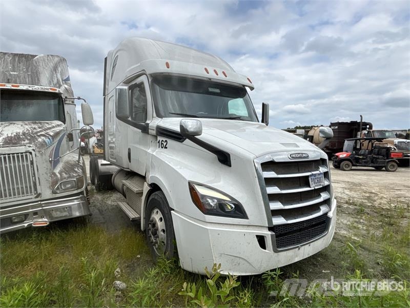 Freightliner Cascadia 126 6x4 T/A Sleeper Truck Tractor Tegljači
