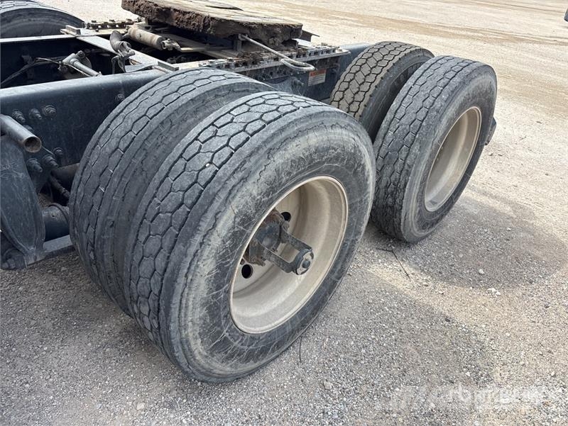 Freightliner Cascadia 126 6x4 T/A Sleeper Truck Tractor Vlačilci