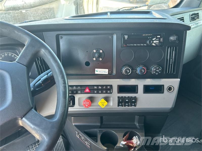 Freightliner Cascadia 126 6x4 T/A Sleeper Truck Tractor Tegljači