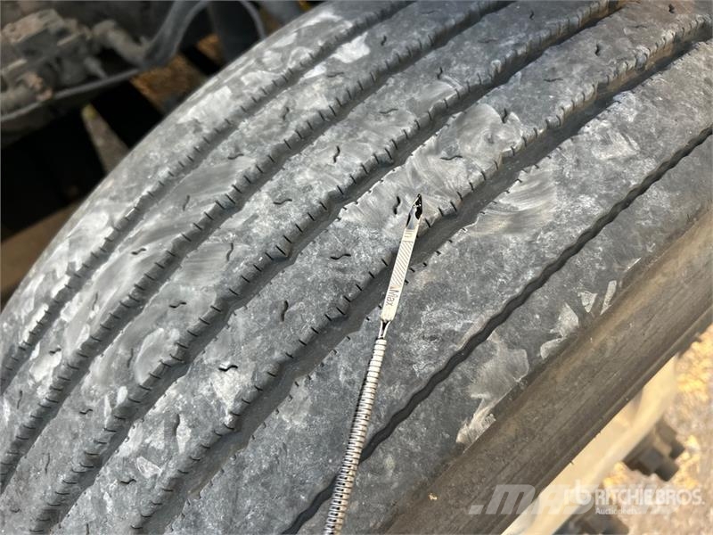 Freightliner Cascadia 6x4 T/A Sleeper Truck Tractor (Inoperable Trekkvogner