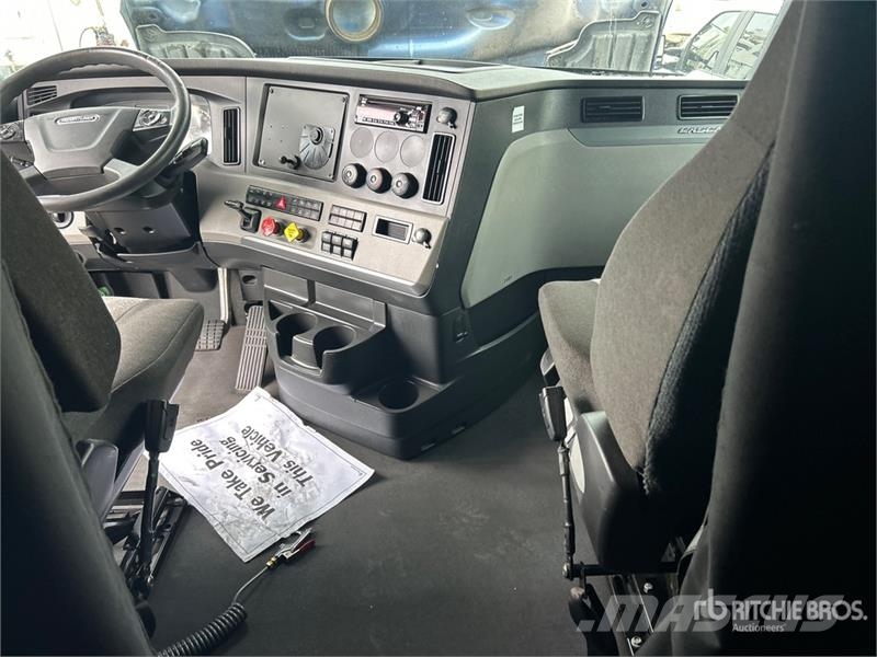 Freightliner Cascadia 126 6x4 T/A Sleeper Truck Tractor Tractor Units