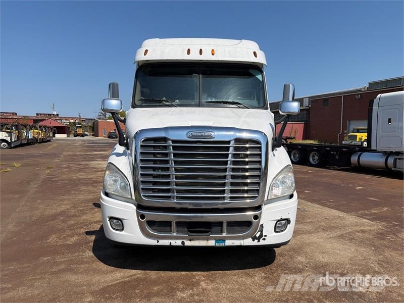 Freightliner Cascadia 113 6x4 Sleeper Car Carrier Truck Camiones portacoches