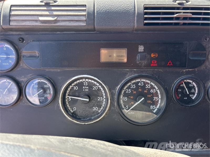 Freightliner Cascadia 125 6x4 T/A Sleeper Truck Tractor Vlačilci