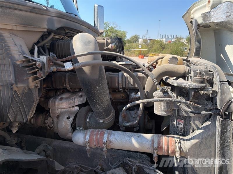 Freightliner Cascadia 126 6x4 T/A Sleeper Truck Tractor 中古トラクターヘッド | トレーラーヘッド