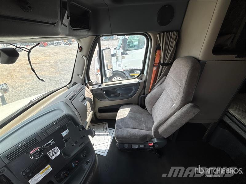 Freightliner Cascadia 125 6x4 T/A Sleeper Truck Tractor Dragbilar