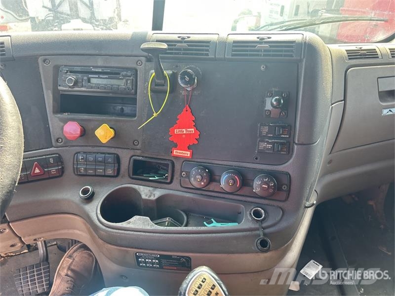 Freightliner Cascadia 125 6x4 T/A Sleeper Truck Tractor Trekkvogner