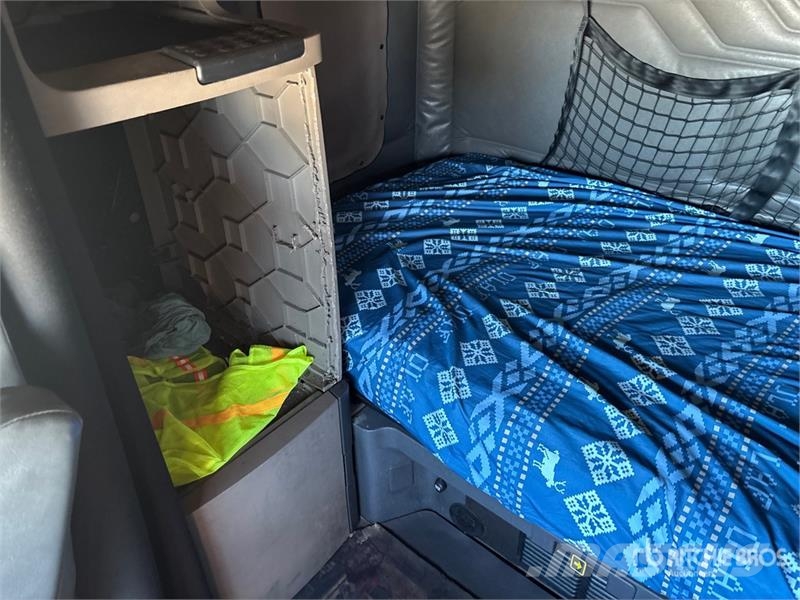 Freightliner Cascadia 125 6x4 T/A Sleeper Truck Tractor Тягачі