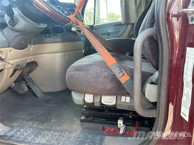 Freightliner Cascadia 125 6x4 T/A Sleeper Truck Tractor (Inoper Sattelzugmaschinen