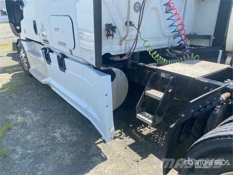 Freightliner Cascadia 126 6x4 T/A Sleeper Truck Tractor (Inoper 中古トラクターヘッド | トレーラーヘッド